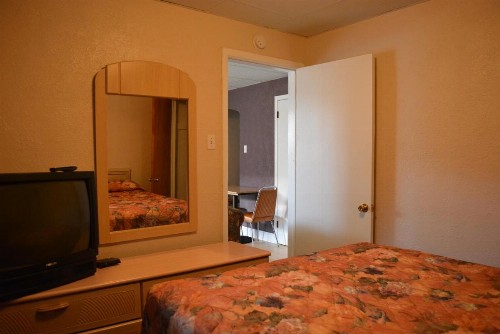 Royal Court Motel - image 33