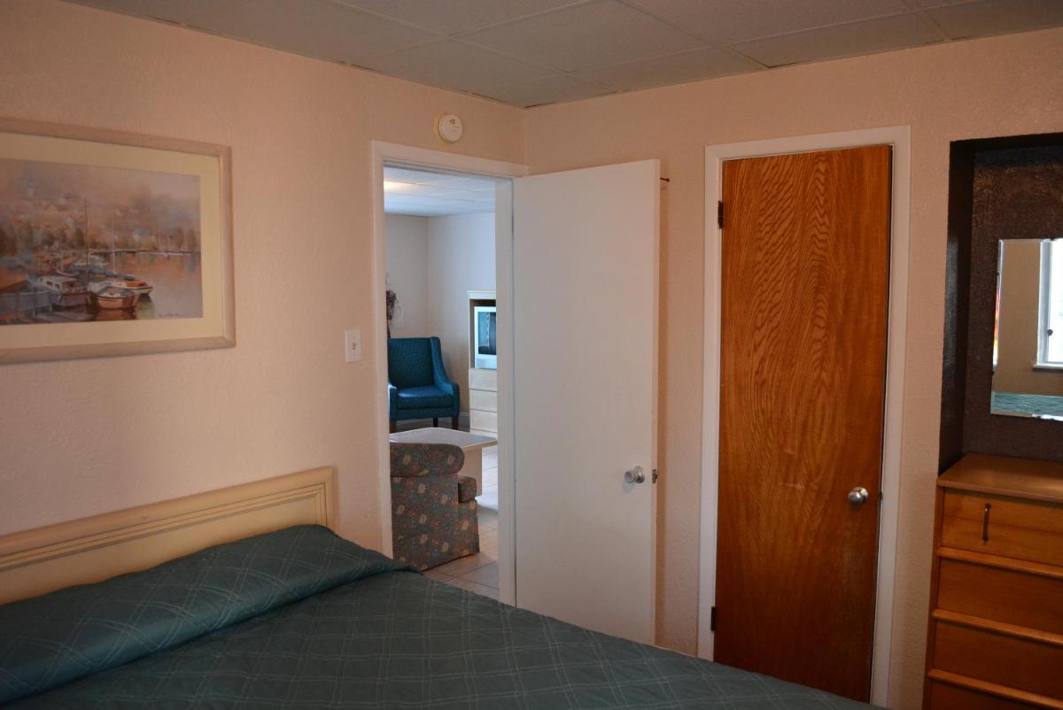 Royal Court Motel - image 4