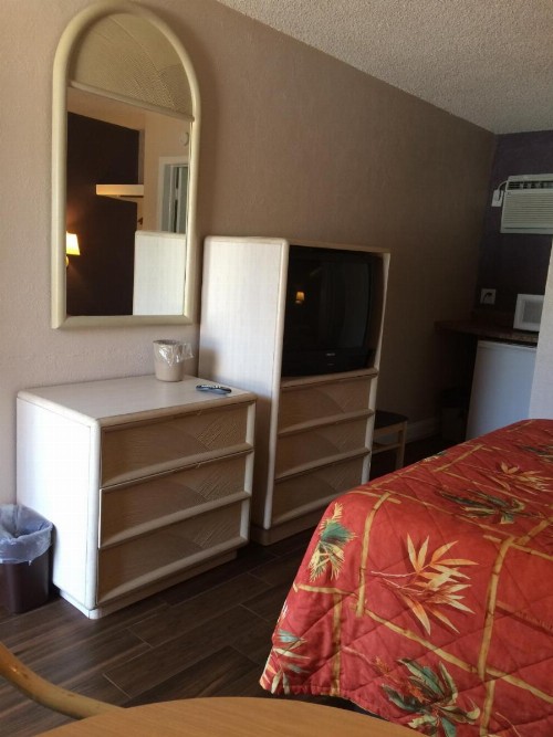 Royal Court Motel - image 7