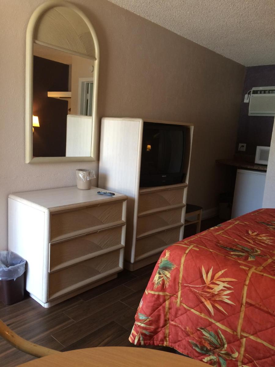 Royal Court Motel - image 7