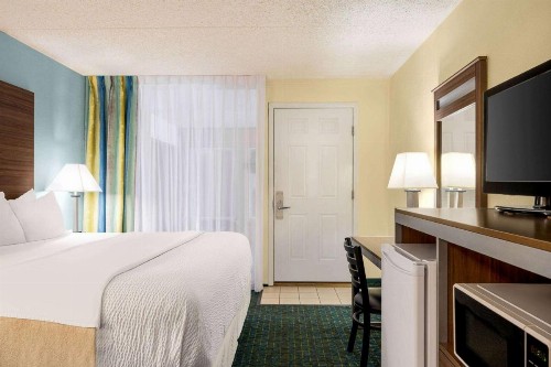 Days Inn & Suites by Wyndham Wildwood - image 11