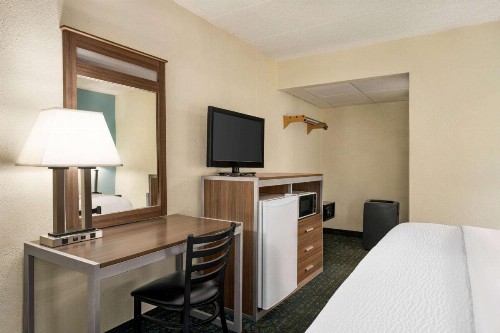 Days Inn & Suites by Wyndham Wildwood - image 19