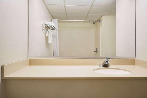 Days Inn & Suites by Wyndham Wildwood - image 36