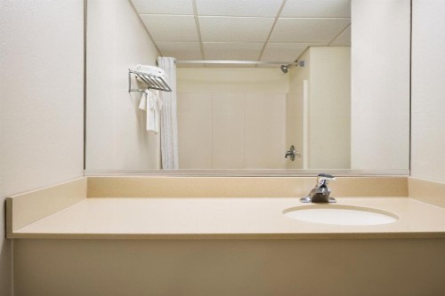Days Inn & Suites by Wyndham Wildwood - image 37