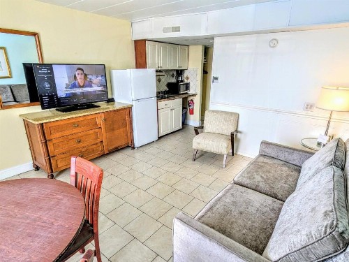 Quebec Motel - image 7
