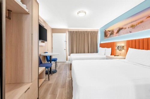 Mango Motel - image 14