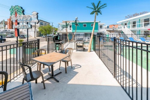 Mango Motel - image 21
