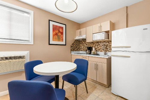 Mango Motel - image 8