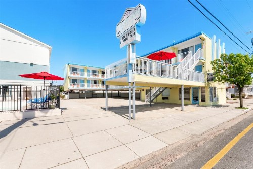 Tropicana Motel - image 10