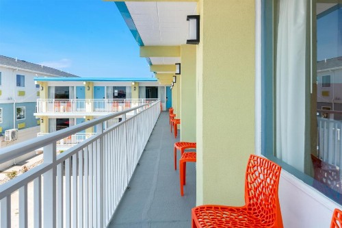 Tropicana Motel - image 7