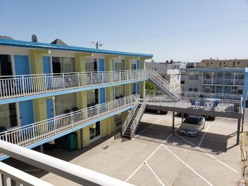 Tropicana Motel - image 9
