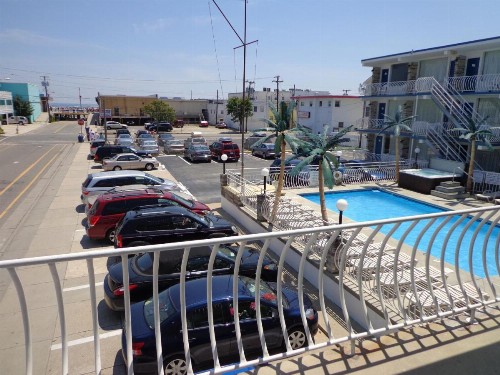 Quarterdeck Motel - image 15