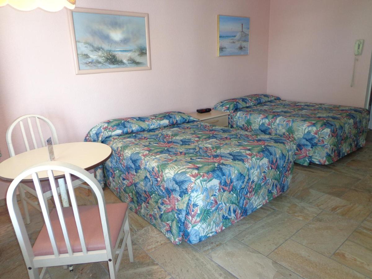 Quarterdeck Motel - image 4