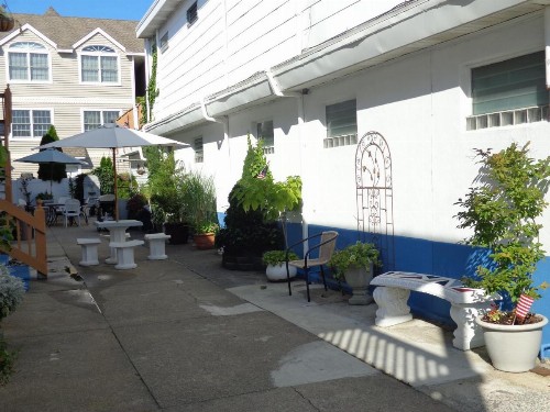 Fountain Motel - image 16