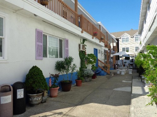 Fountain Motel - image 37
