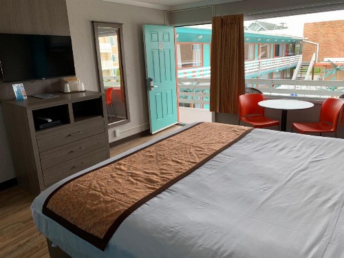 Dolphin Inn - image 36