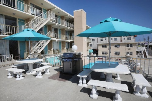 Aquarius Oceanfront Inn - image 2