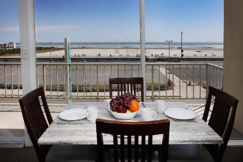 Aquarius Oceanfront Inn - image 3