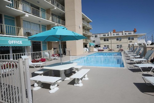 Aquarius Oceanfront Inn - image 4