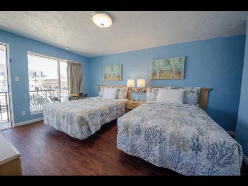 Surfcomber Motel - image 10