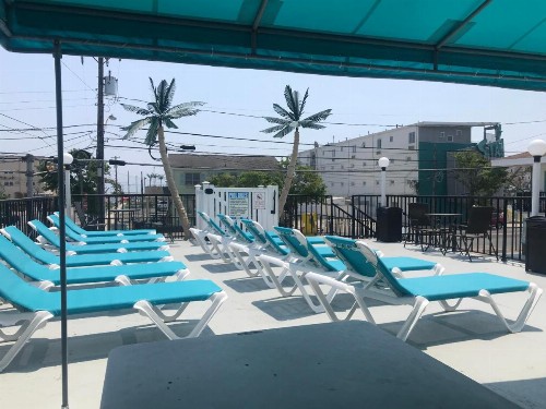 Surfcomber Motel - image 16