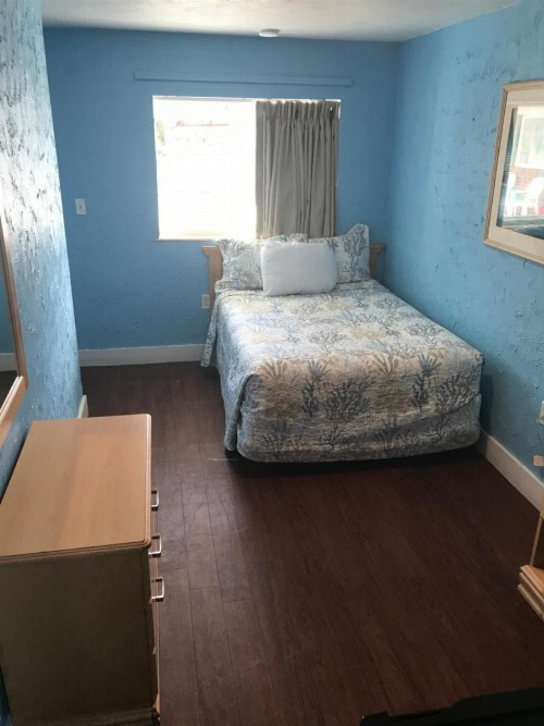 Surfcomber Motel - image 17
