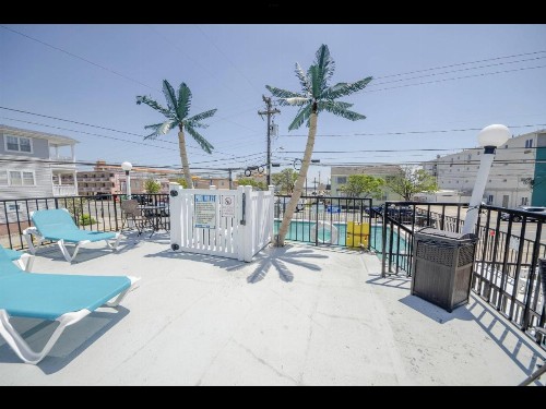 Surfcomber Motel - image 19