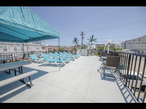 Surfcomber Motel - image 20