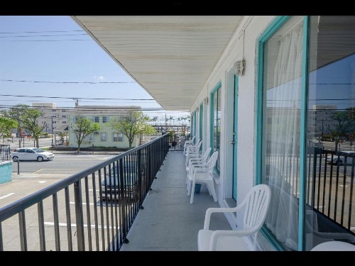 Surfcomber Motel - image 21