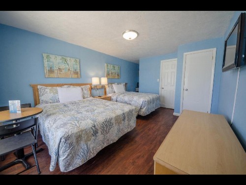 Surfcomber Motel - image 23
