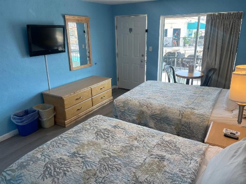Surfcomber Motel - image 25