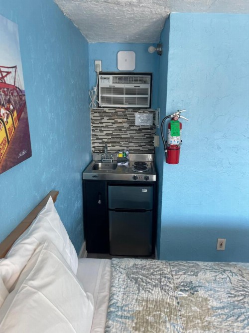 Surfcomber Motel - image 27