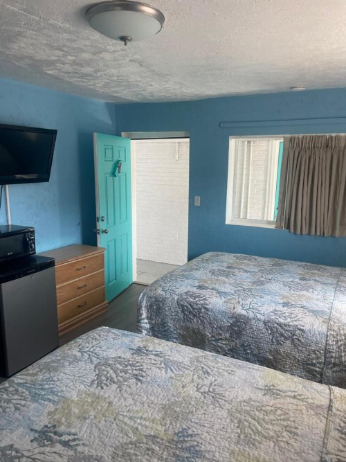 Surfcomber Motel - image 3