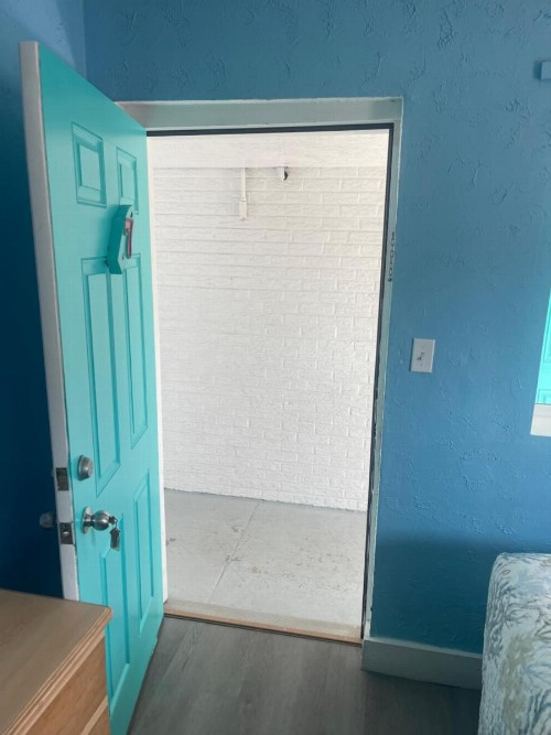 Surfcomber Motel - image 30