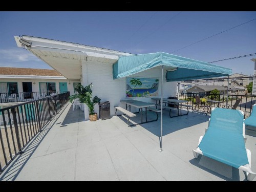 Surfcomber Motel - image 6