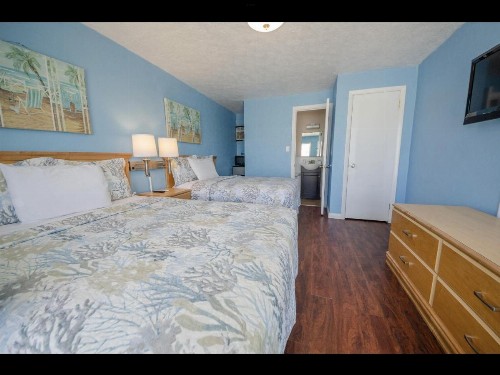 Surfcomber Motel - image 8