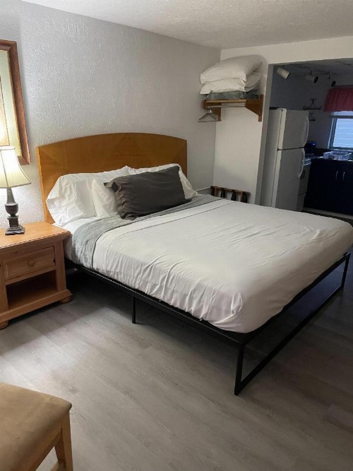 Pink Champagne Motel - image 12
