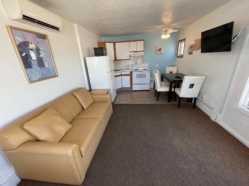 Pink Champagne Motel - image 19