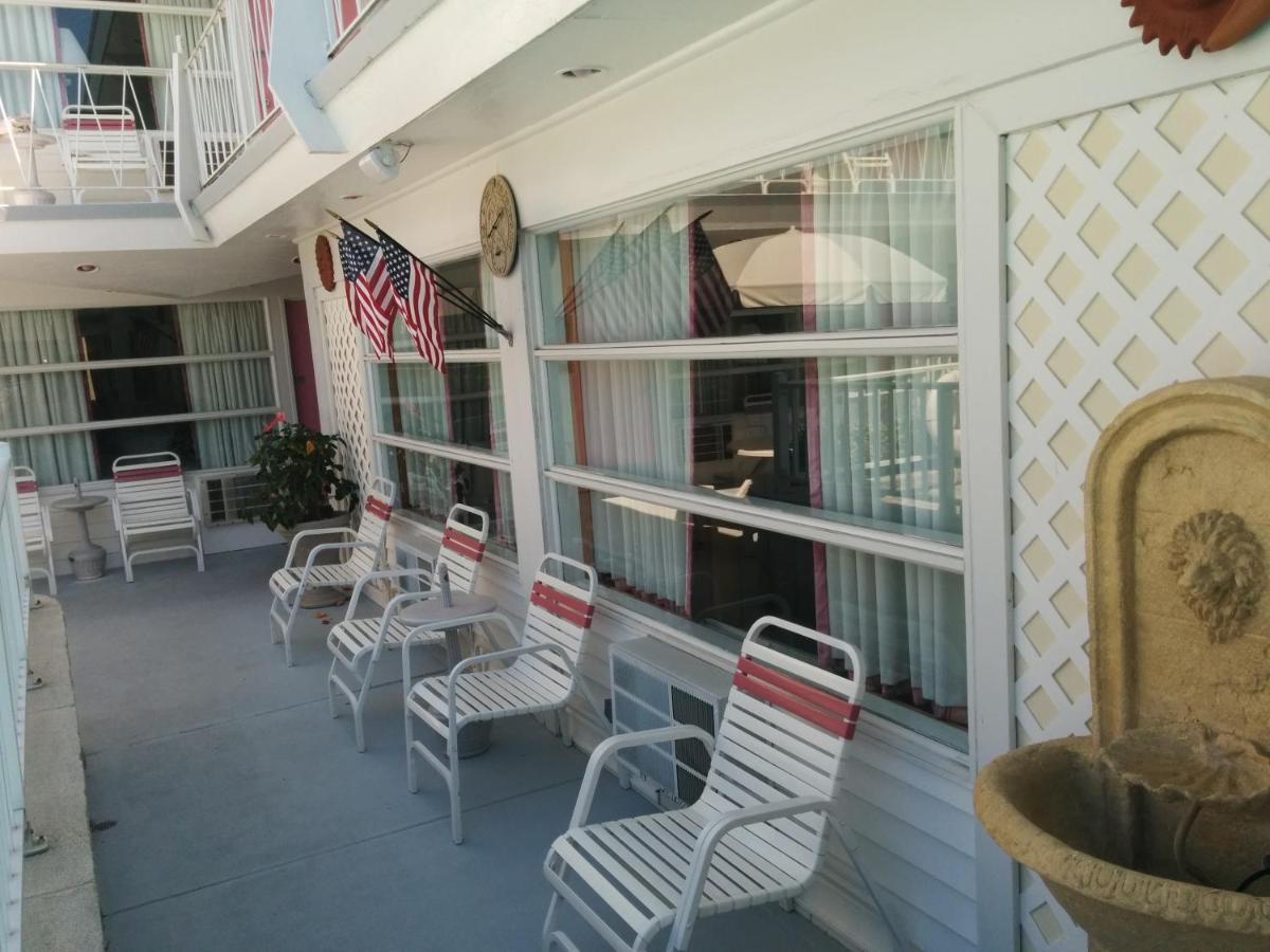 Pink Champagne Motel - image 2