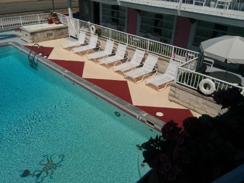 Pink Champagne Motel - image 20
