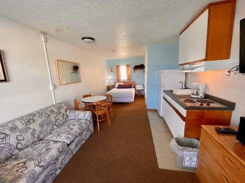 Pink Champagne Motel - image 28