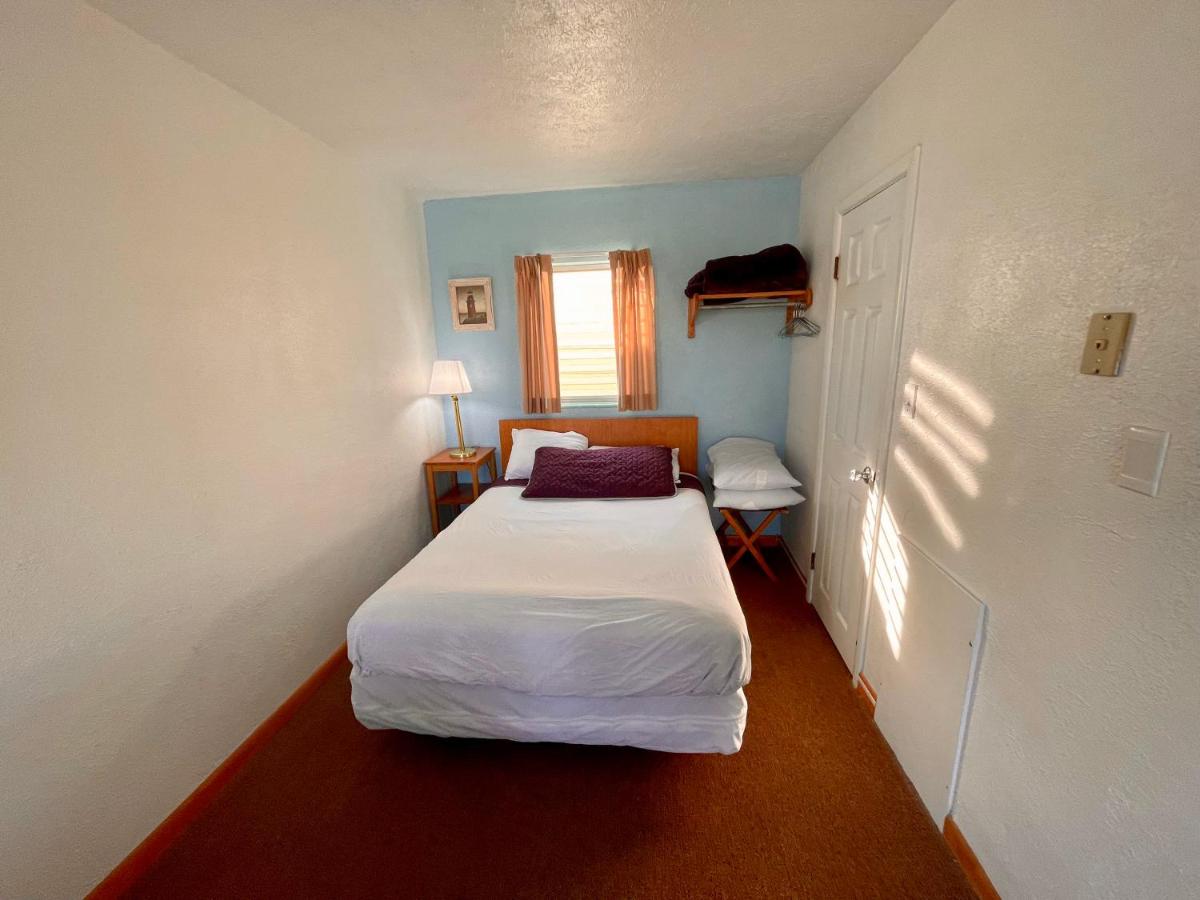 Pink Champagne Motel - image 3