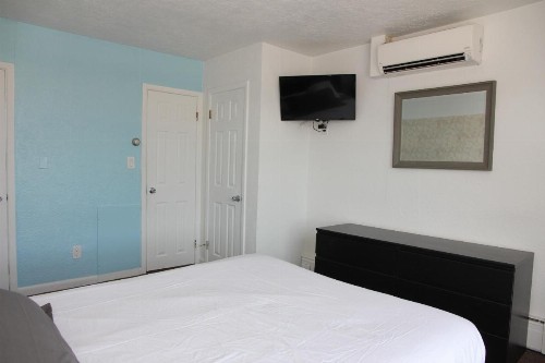 Pink Champagne Motel - image 38