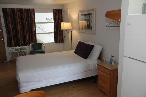 Pink Champagne Motel - image 44