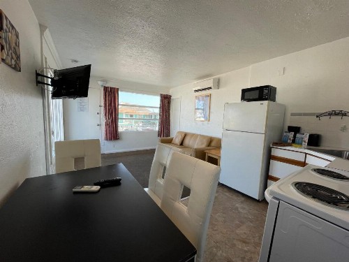 Pink Champagne Motel - image 47