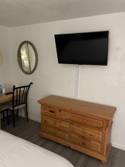 Pink Champagne Motel - image 49