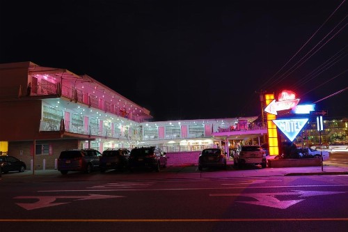 Pink Champagne Motel - image 6