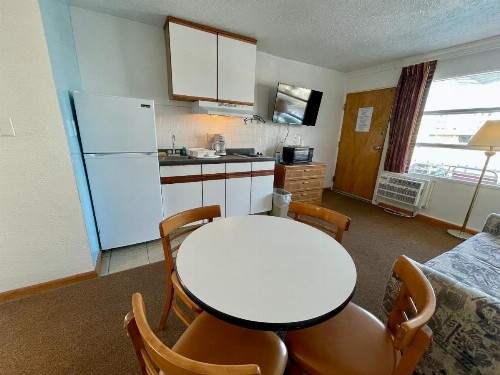Pink Champagne Motel - image 7