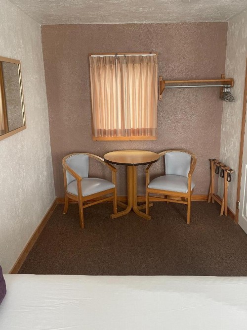 Pink Champagne Motel - image 8