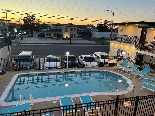 Blue Diamond Motel - image 11